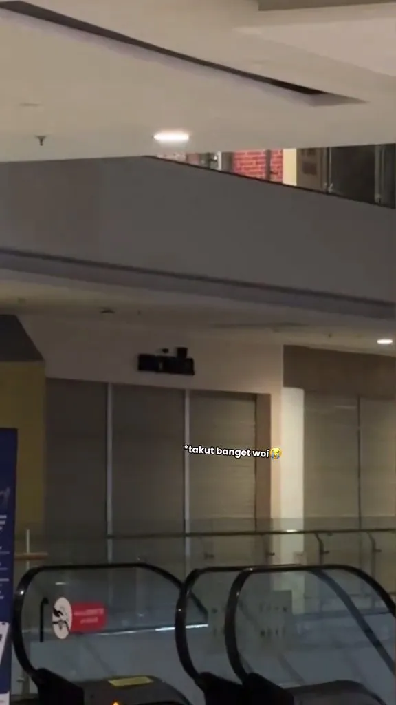 Kondisi Mall Kosong dan Gelap