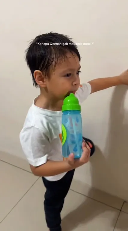 Qeenan Anak Marcel Darwin Naik Bajaj (Credit: TikTok/fastynabila)