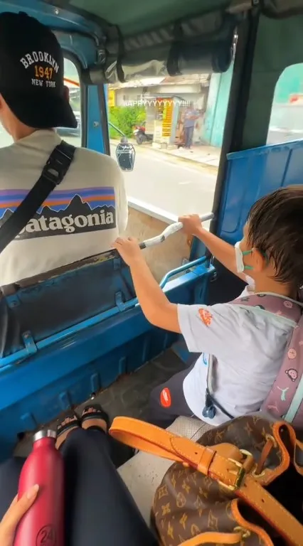 Qeenan Anak Marcel Darwin Naik Bajaj (Credit: TikTok/fastynabila)