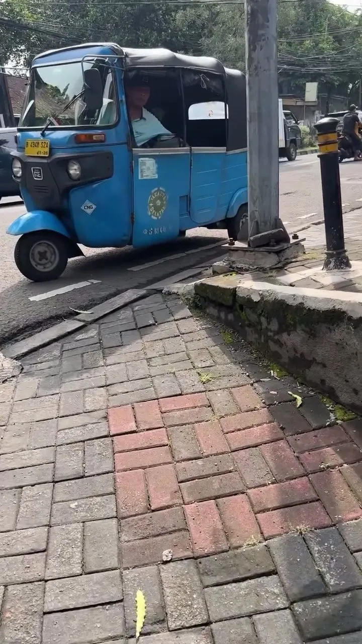 Momen anak Marcell Darwin naik bajaj (credit: Instagram.com/marcelldarwin/)