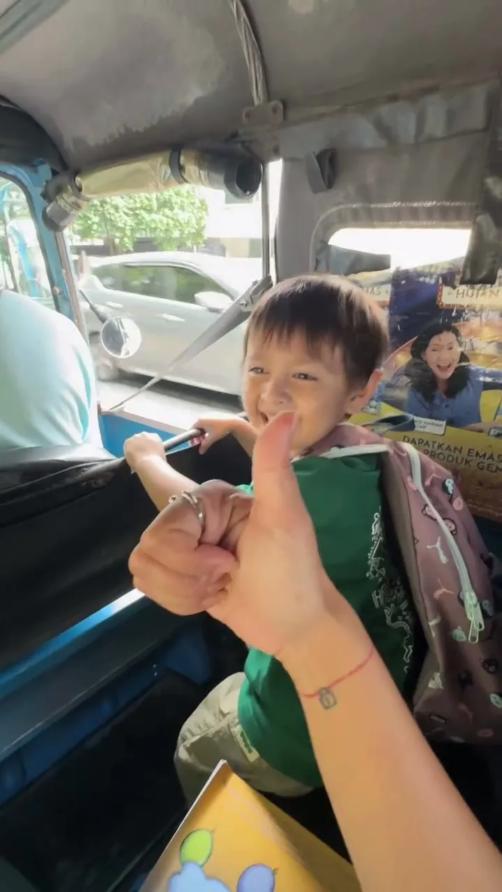 Momen anak Marcell Darwin naik bajaj (credit: Instagram.com/marcelldarwin/)