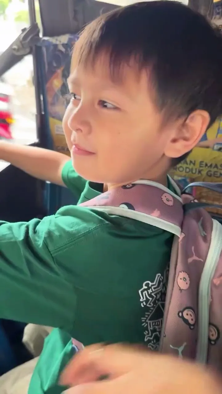 Momen anak Marcell Darwin naik bajaj (credit: Instagram.com/marcelldarwin/)