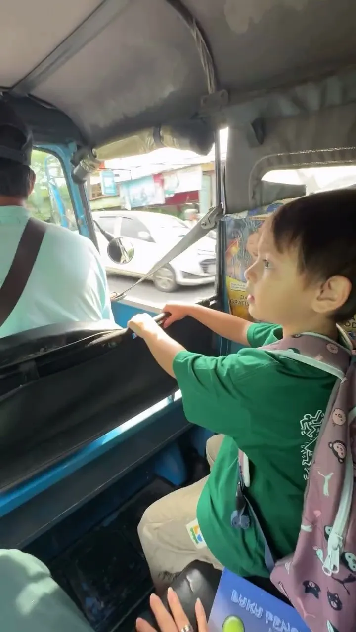 Momen anak Marcell Darwin naik bajaj (credit: Instagram.com/marcelldarwin/)