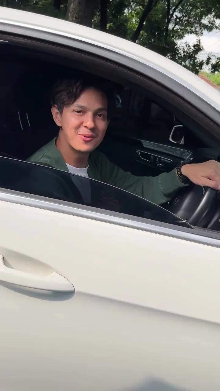 Momen anak Marcell Darwin naik bajaj (credit: Instagram.com/marcelldarwin/)