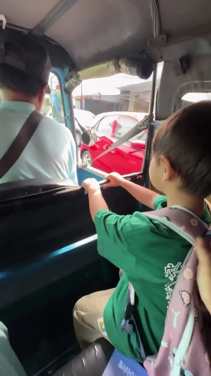 Momen anak Marcell Darwin naik bajaj (credit: Instagram.com/marcelldarwin/)