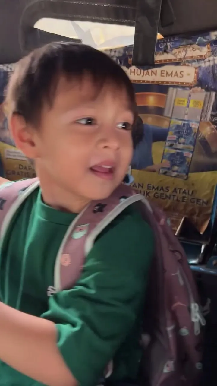 Momen anak Marcell Darwin naik bajaj (credit: Instagram.com/marcelldarwin/)