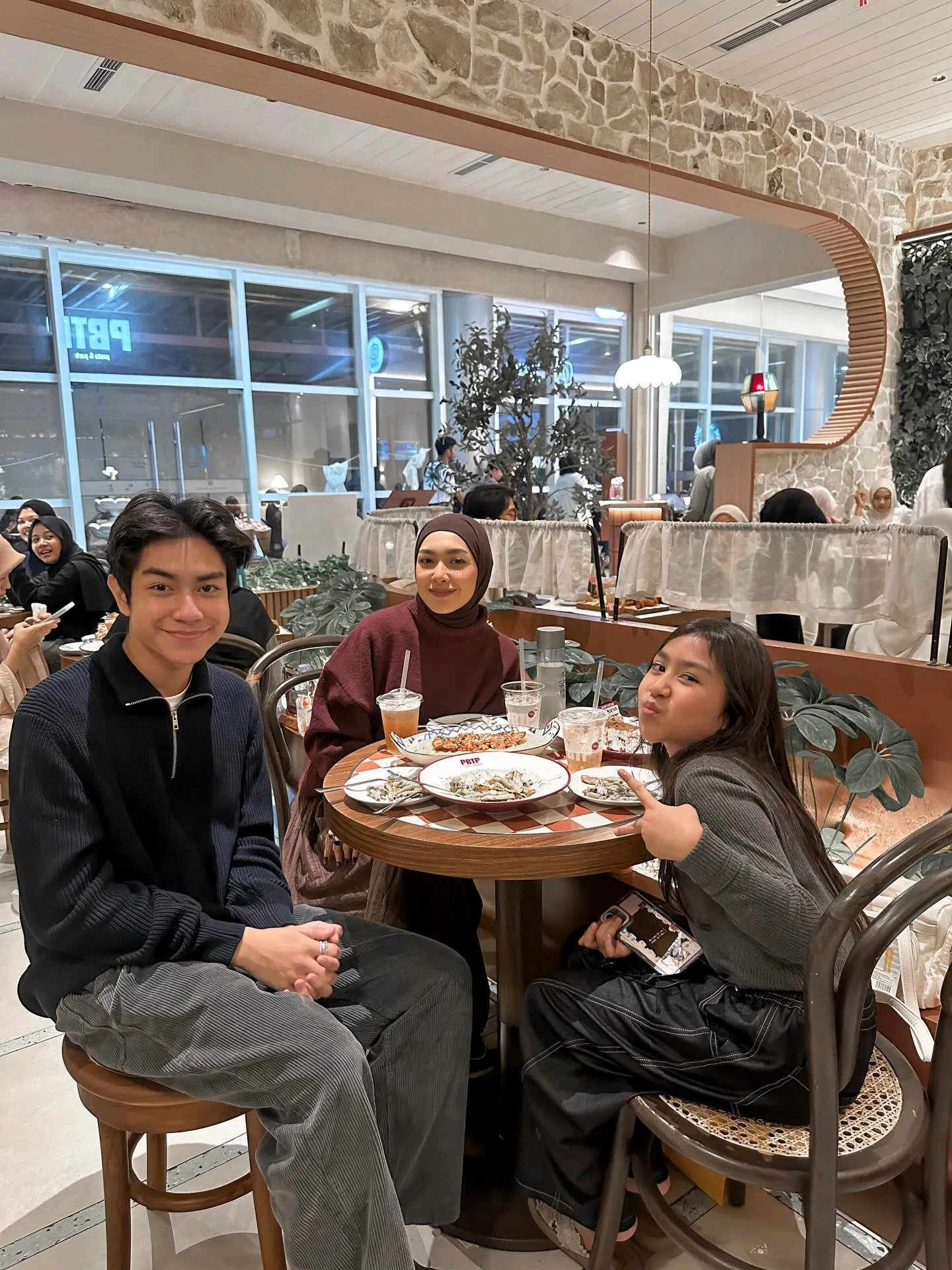 Momen Hangat Richa Novisha Berbuka Puasa Bertiga