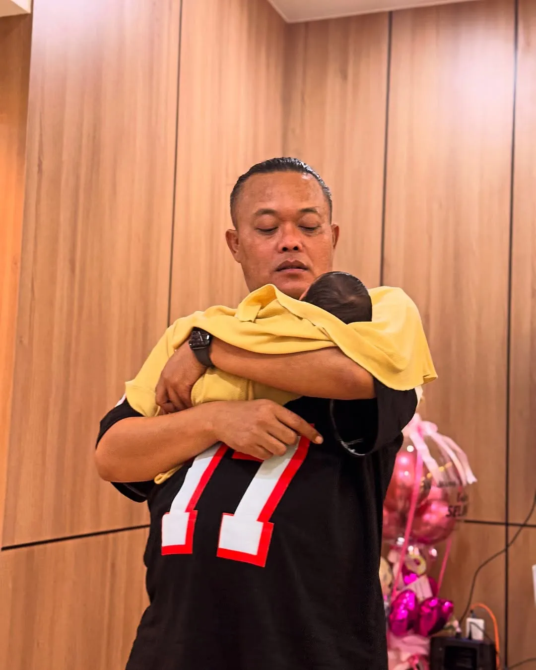 Momen Sule Gendong Cucu Pertamanya
