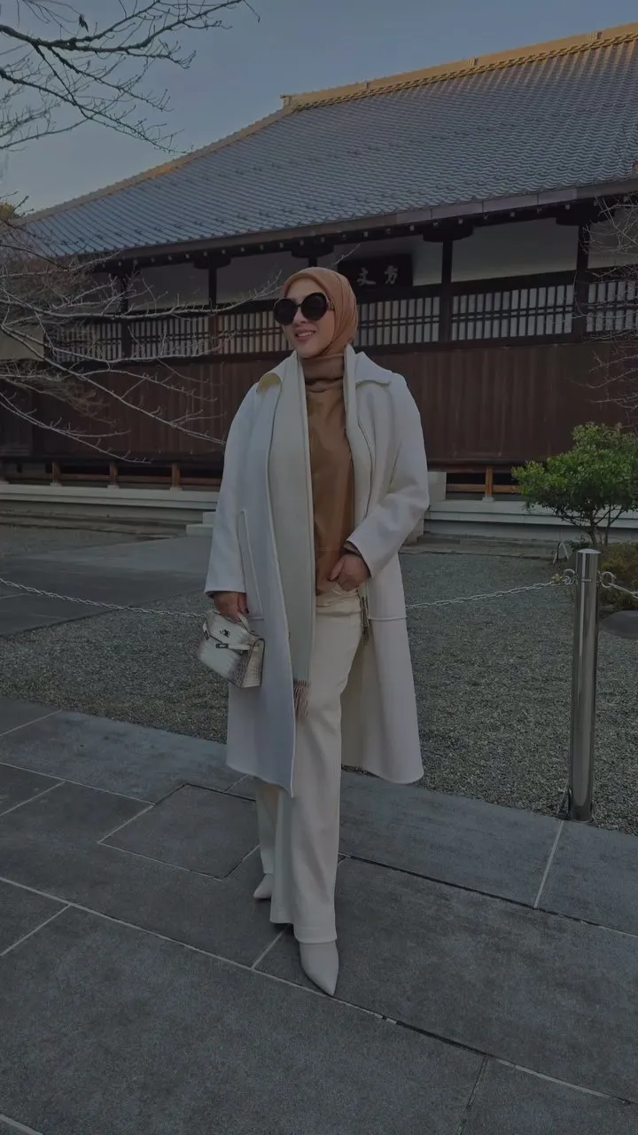 Momen Syahrini ajak anak jalan-jalan  (credit: Instagram.com/princessyahrini/)