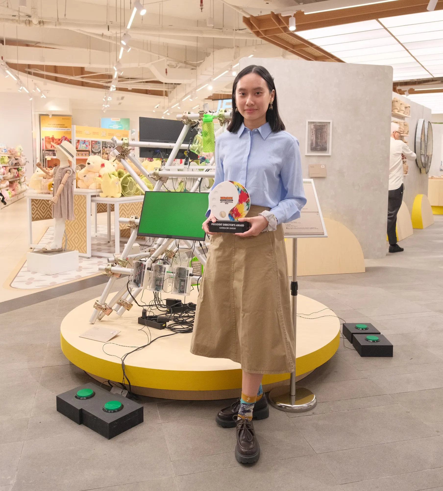 Angela Sunaryo, pemenang President’s Director Award kategori Umum MR.D.I.Y. Indonesia Art Competition 2026, berfoto bersama karyanya, 'XELOTEXAN'