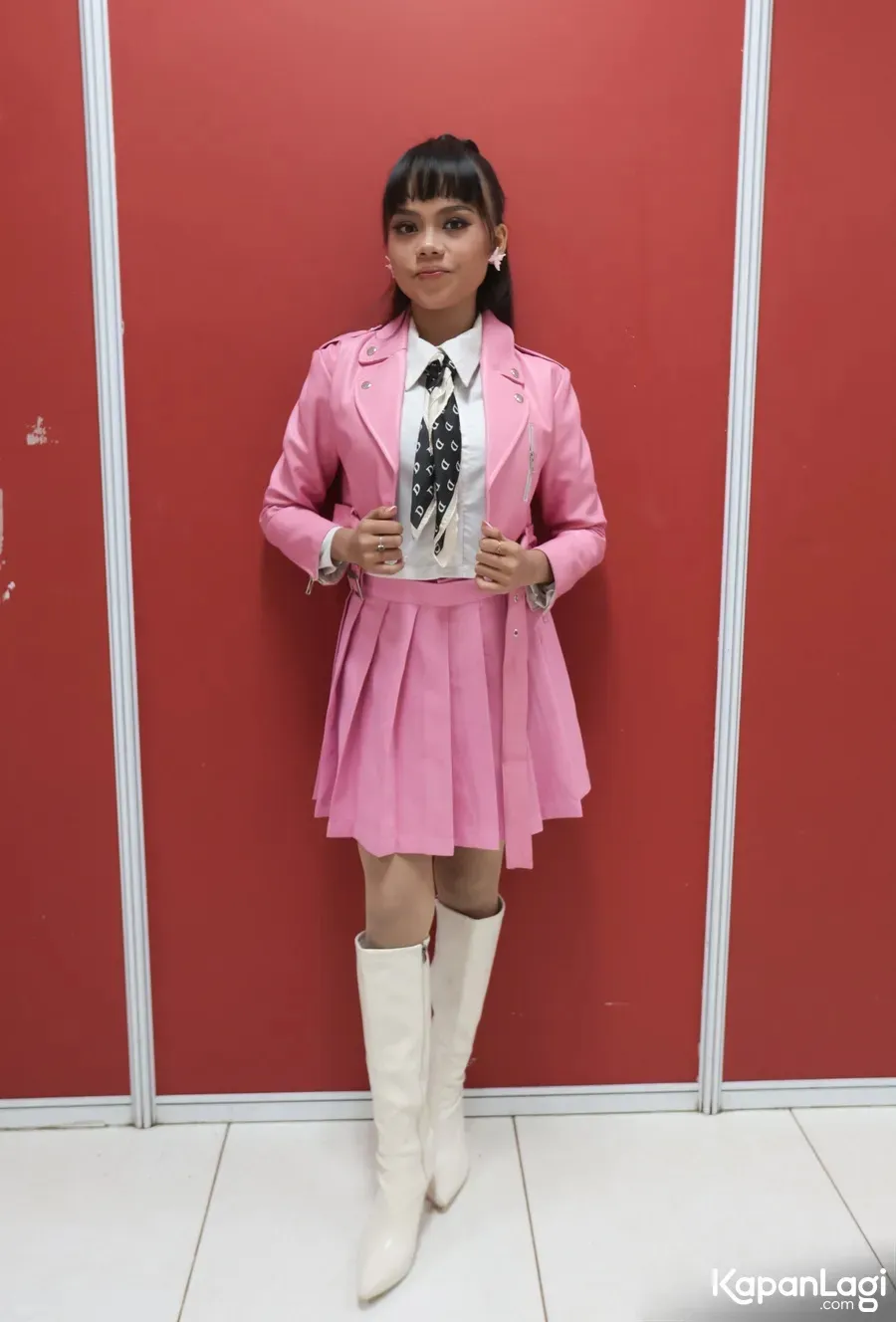 Nabila Mamuju pakai sepatu putih © KapanLagi.com/Budy Santoso
