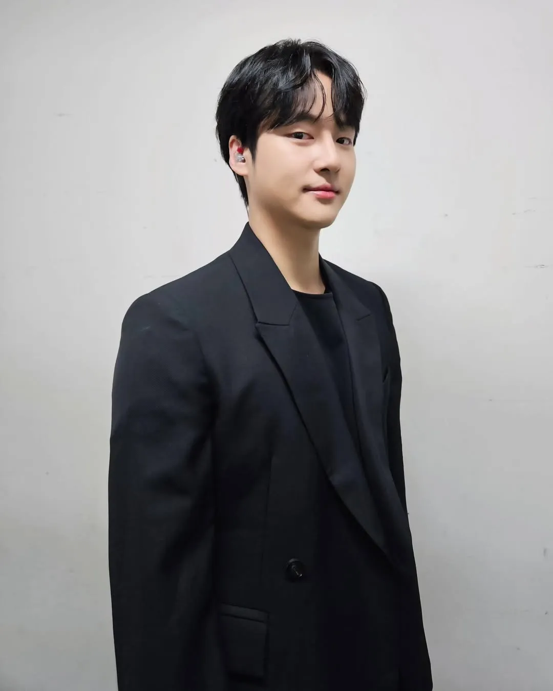 foto berblazer hitam/Instagram @bell.ysj 