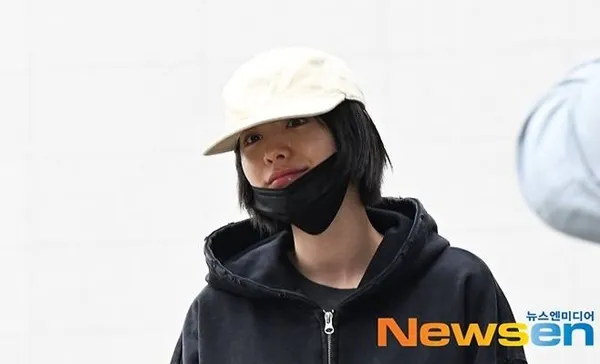 NANA memakai hoodie hitam/Newsen