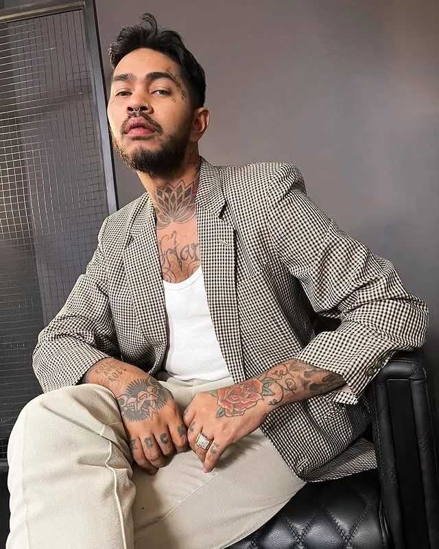 Onadio Leonardo pakai jas abu-abu © instagram.com/onadioleonardo_official