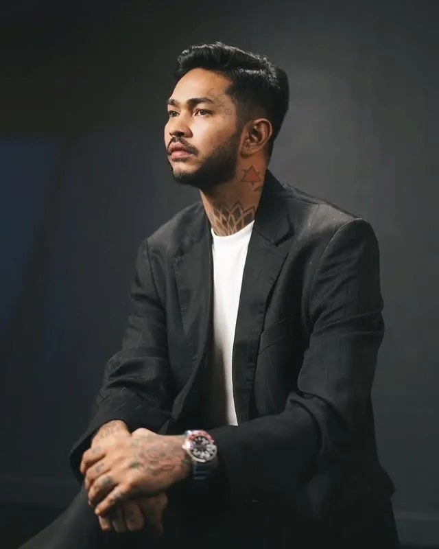 Onadio Leonardo pakai jas hitam © instagram.com/onadioleonardo_official