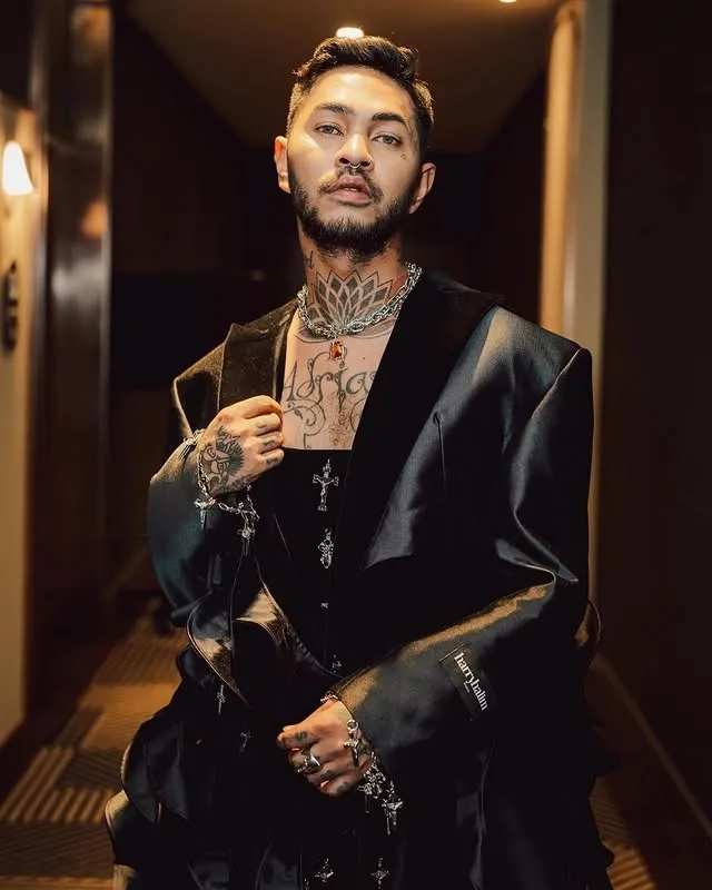 Onadio Leonardo pakai baju hitam © instagram.com/onadioleonardo_official