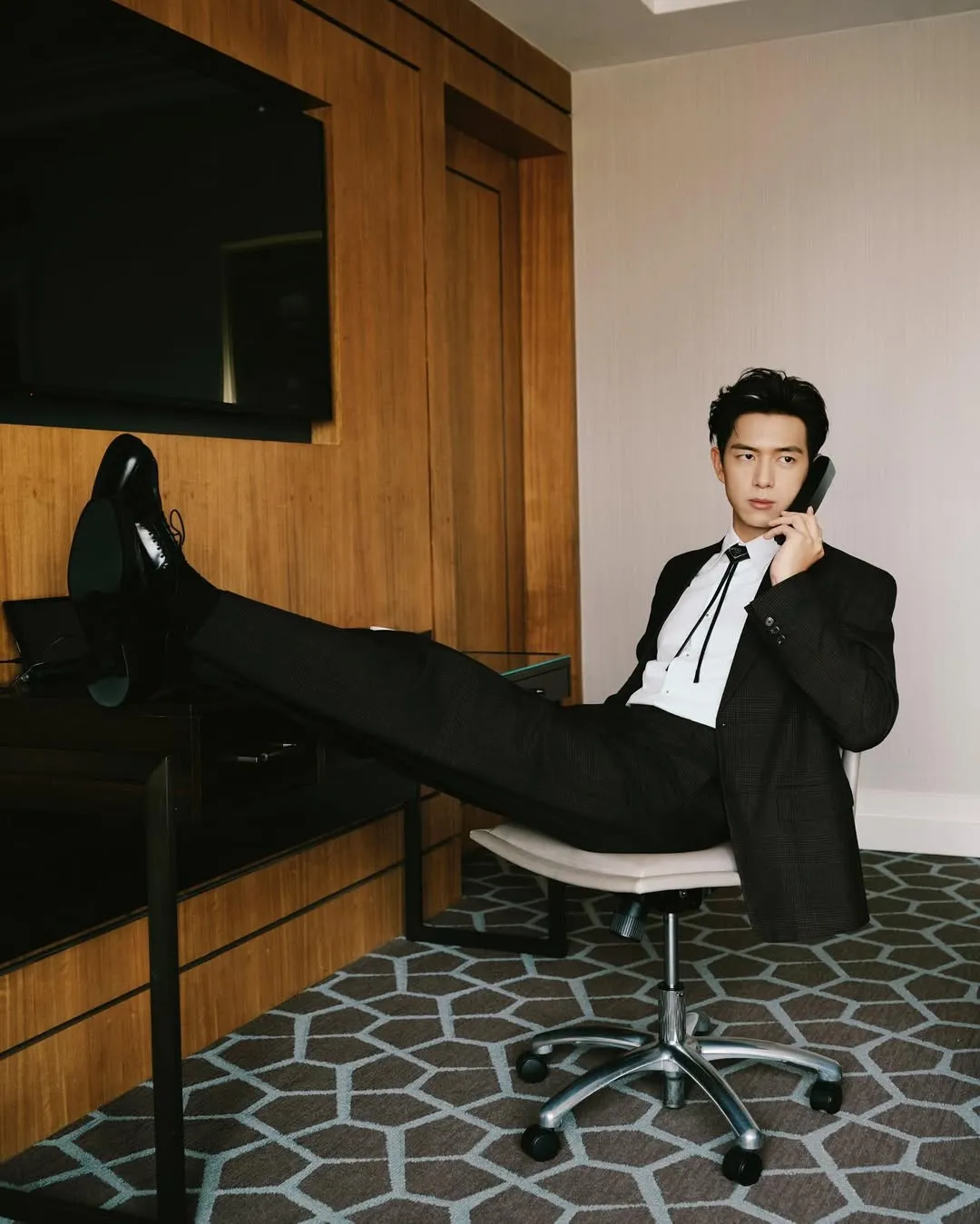 Li Xian Kapok Pakai Baju Warna Hitam/credit: Instagram @mr.lixian