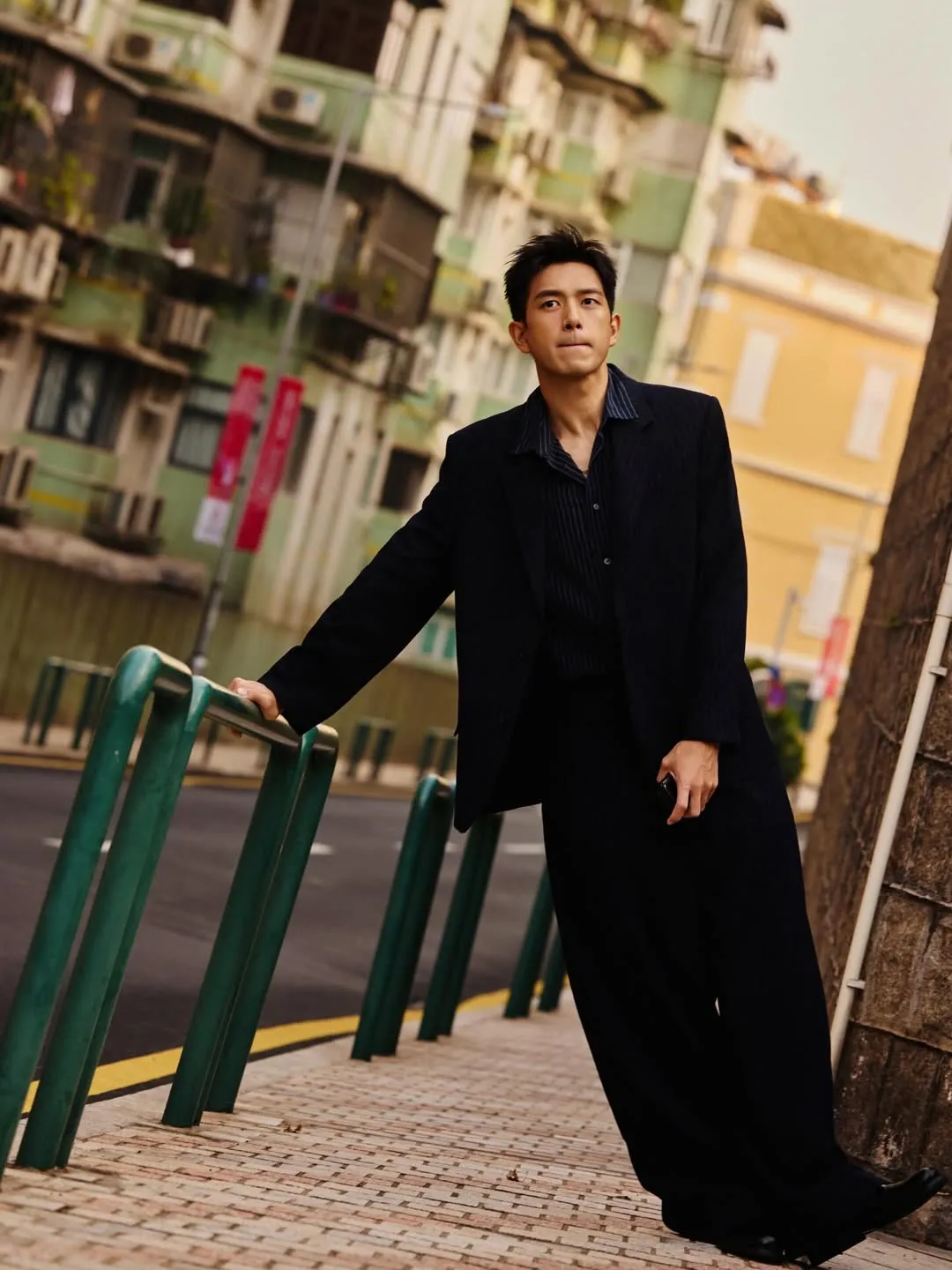 Li Xian Kapok Pakai Baju Warna Hitam/credit: Instagram @mr.lixian
