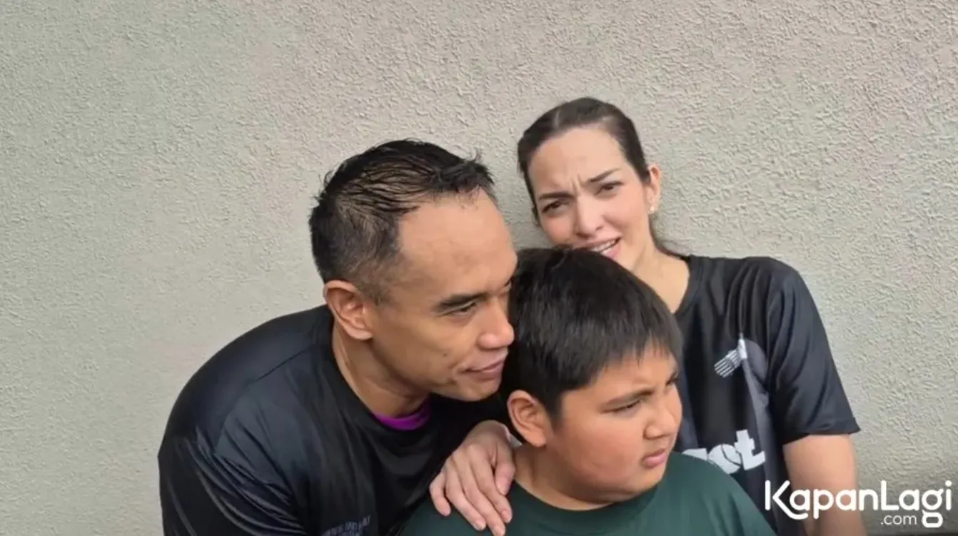 Ardi Bakrie dan Nia Ramadhani bersama Mainaka (credit: KapanLagi.com/Fikri Alfi Rosyadi)