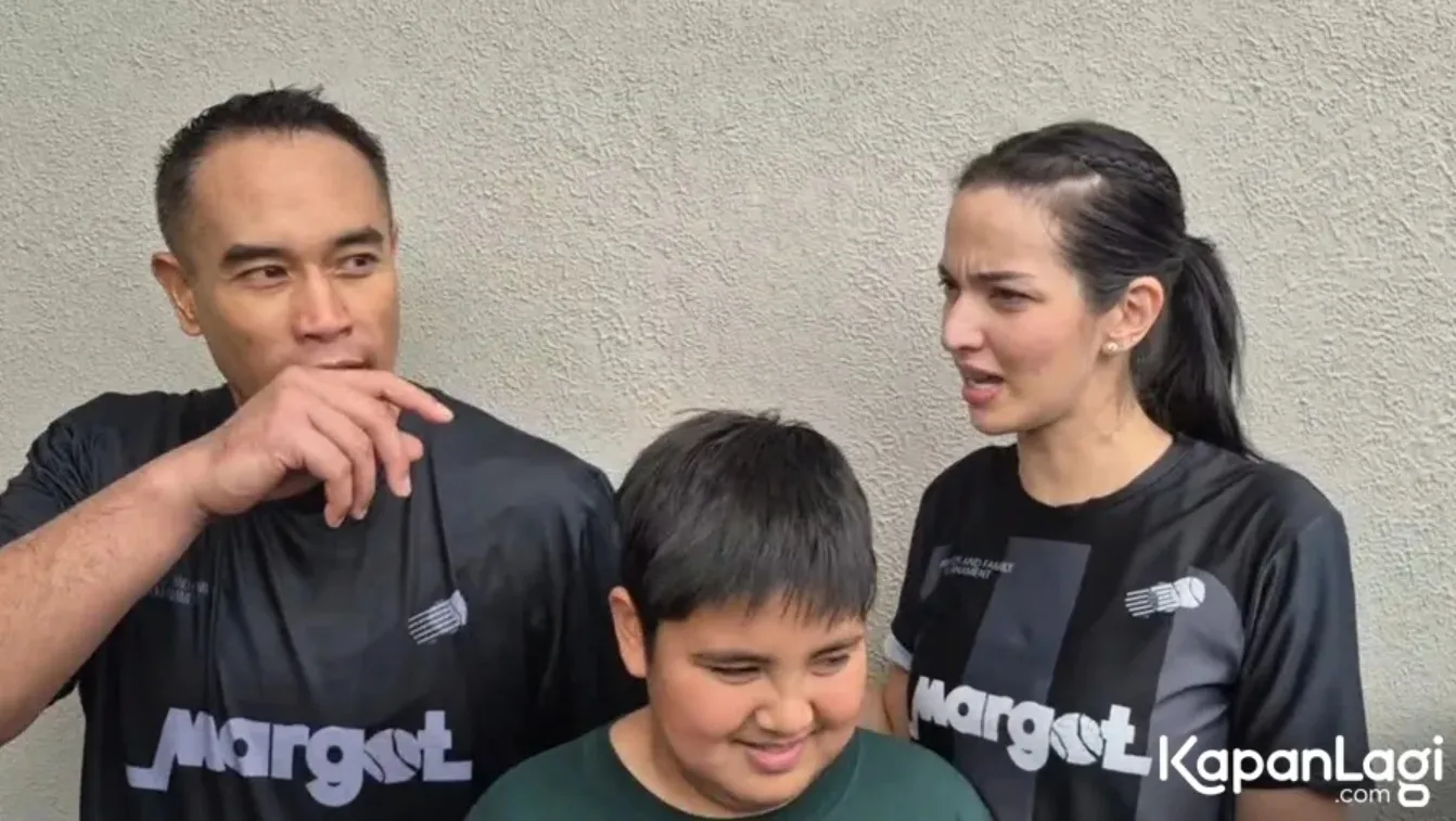 Ardi Bakrie dan Nia Ramadhani bersama Mainaka (credit: KapanLagi.com/Fikri Alfi Rosyadi)