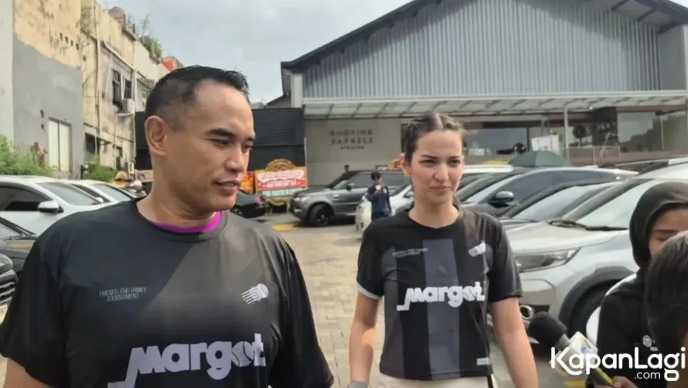 Ardi Bakrie dan Nia Ramadhani bersama Mainaka (credit: KapanLagi.com/Fikri Alfi Rosyadi)