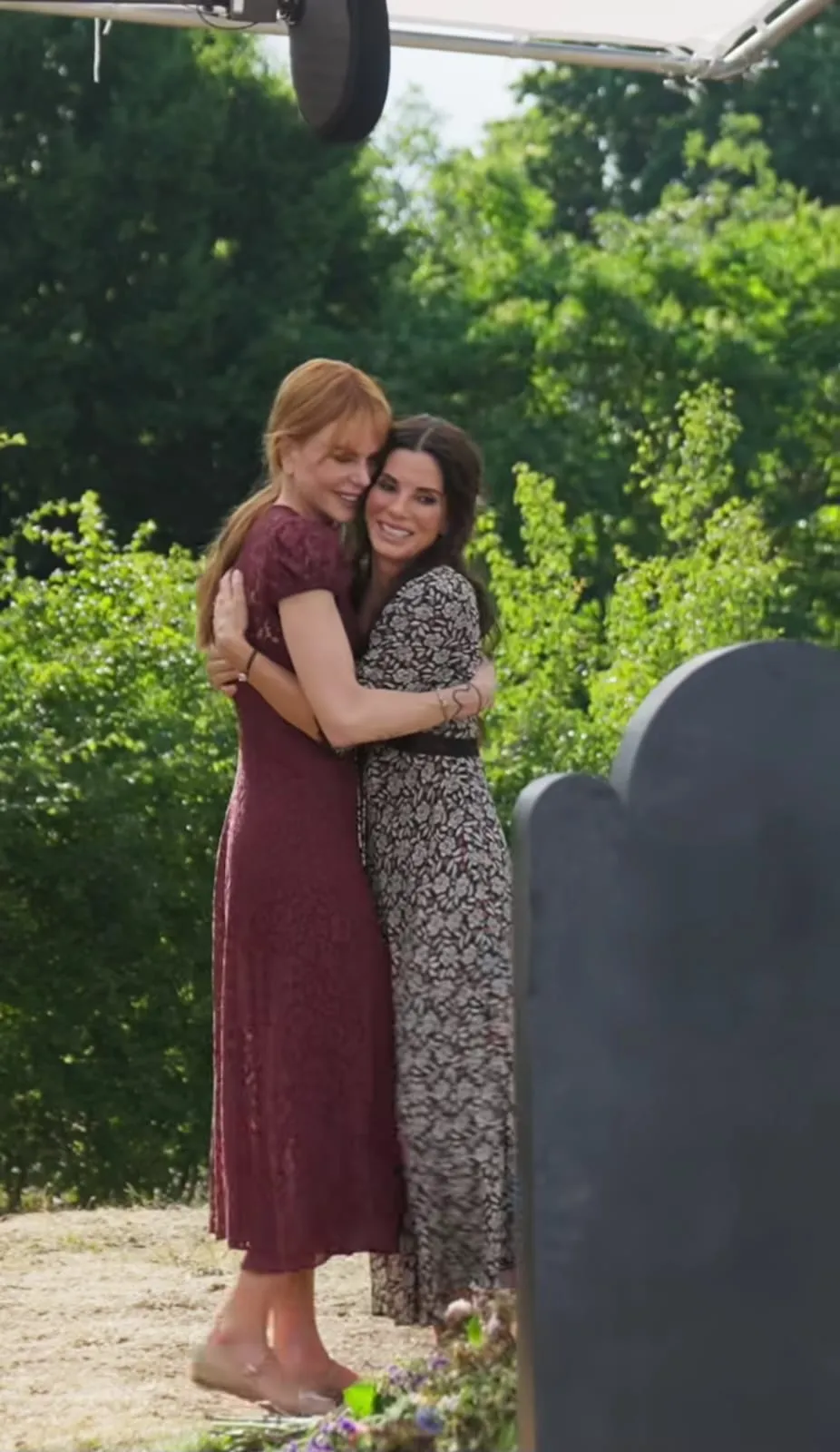 Nicole Kidman dan Sandra Bullock dalam BTS Practical Magic 2 (Credit foto: instagram.com/nicolekidman)