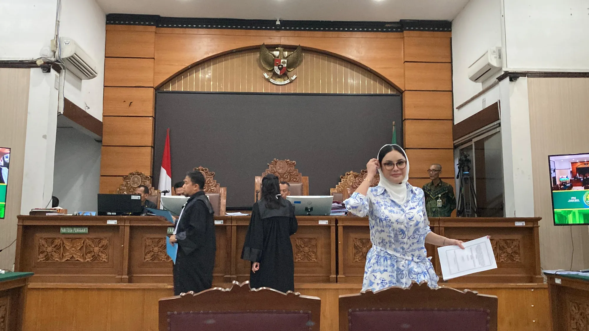 Penampilan Nikita Mirzani Saa Pembacaan Pledoi (cr:KapanLagi.com/Fikri Alfi Rosyadi)