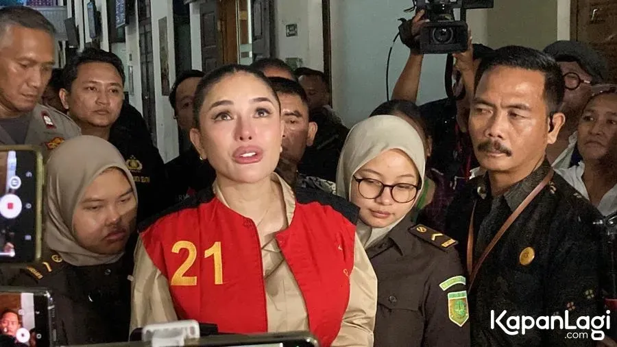 Nikita Mirzani pakai baju coklat © KapanLagi.com/Fikri Alfi Rosyadi