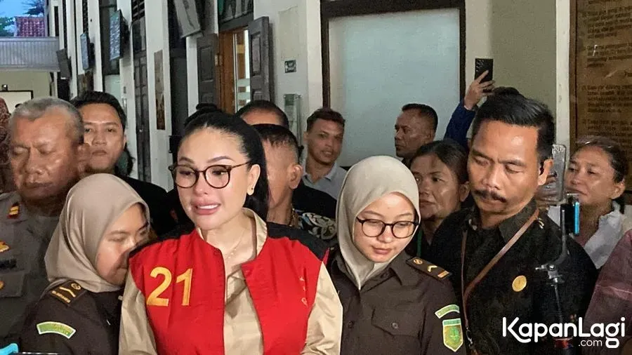 Nikita Mirzani pakai kacamata © KapanLagi.com/Fikri Alfi Rosyadi