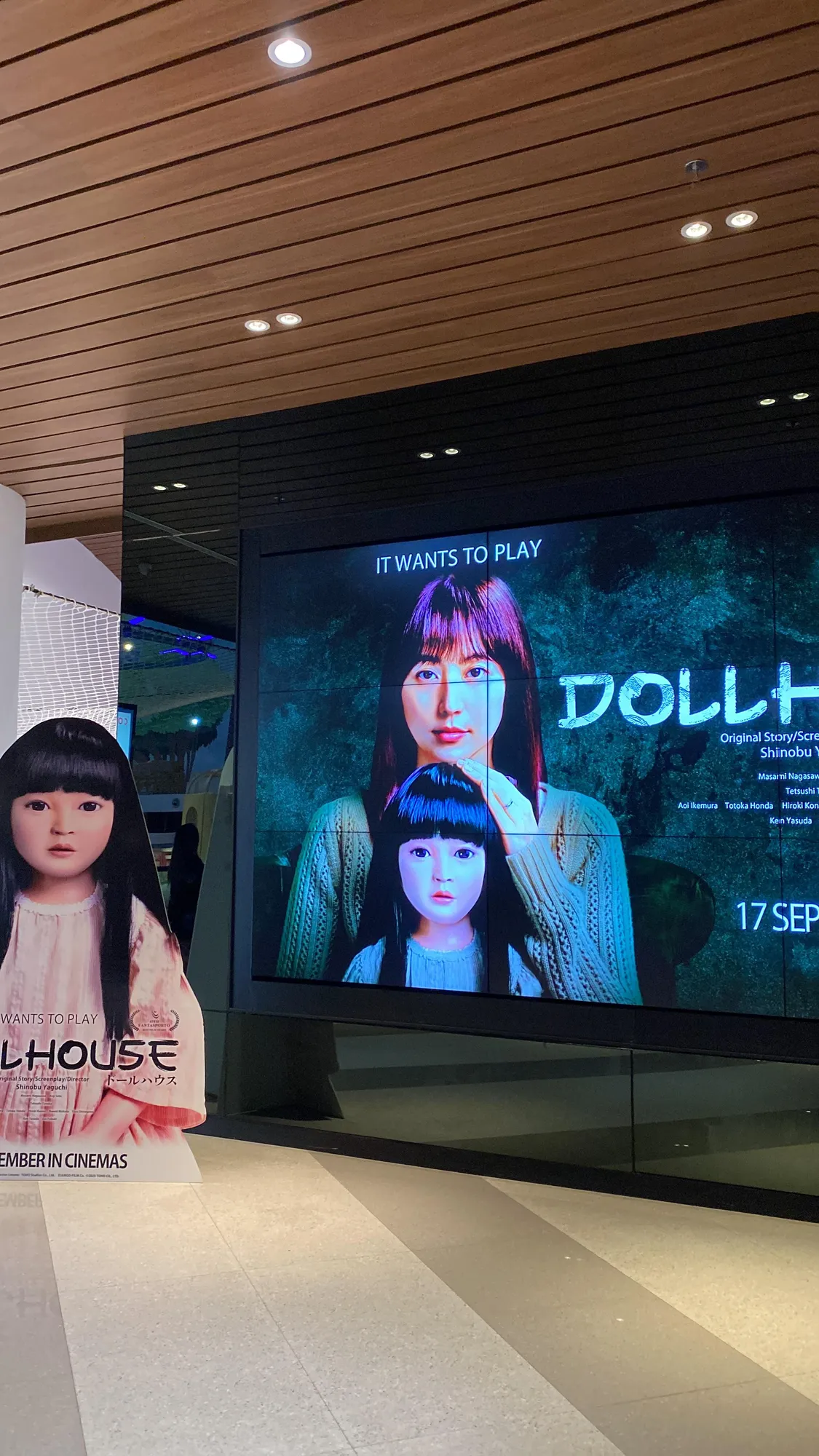 Poster Film DOLLHOUSE.