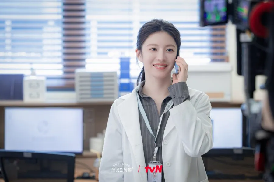 Go Yoon Jung untuk Resident Playbook