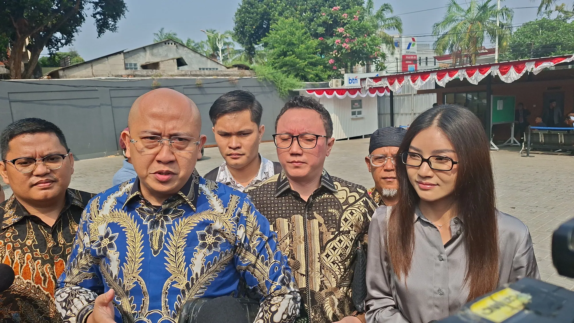 Sarwendah pakai kacamata © KapanLagi.com/Fikri Alfi Rosyadi