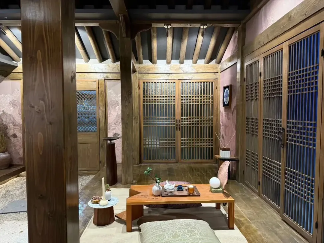 Perpaduan Klasik Hanok dan Kemewahan Modern (credit: Instagram.com/byeonwooseok.id)