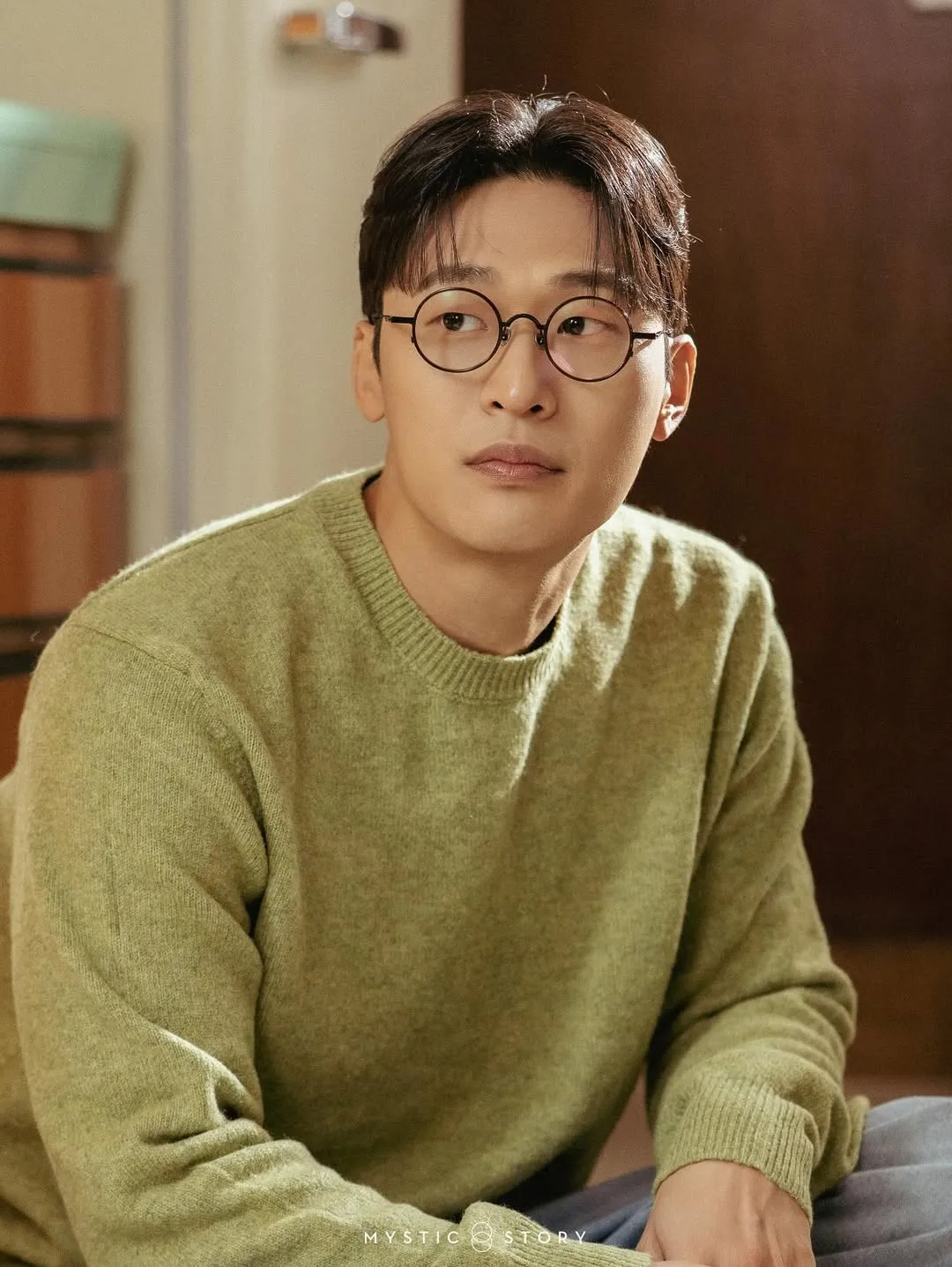 Potret Oh Dong-min dengan sweater hijau (credit: Instagram.com/donminohs/)