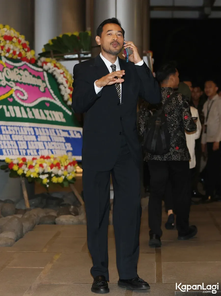 Oka Antara Pakai Jas Hitam © KapanLagi.com/Budy Santoso