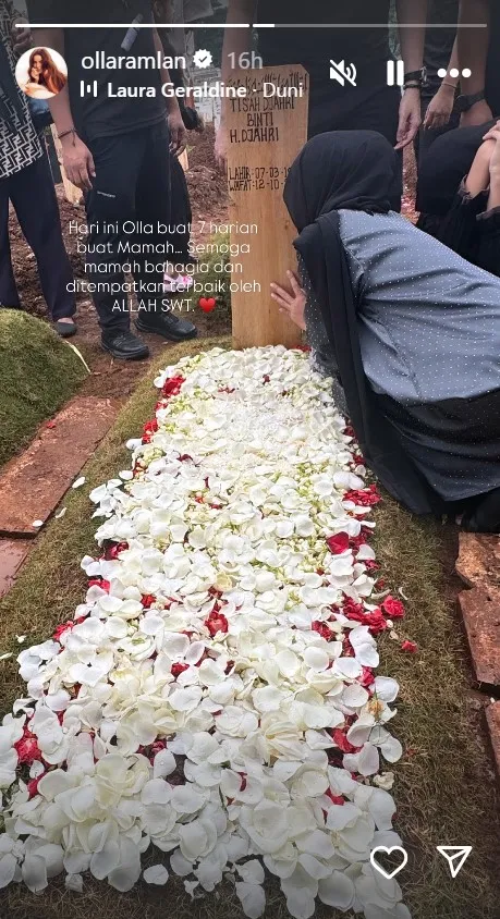 Olla Ramlan di Makam Ibu Tercinta (cr:instagram.com/ollaramlan)