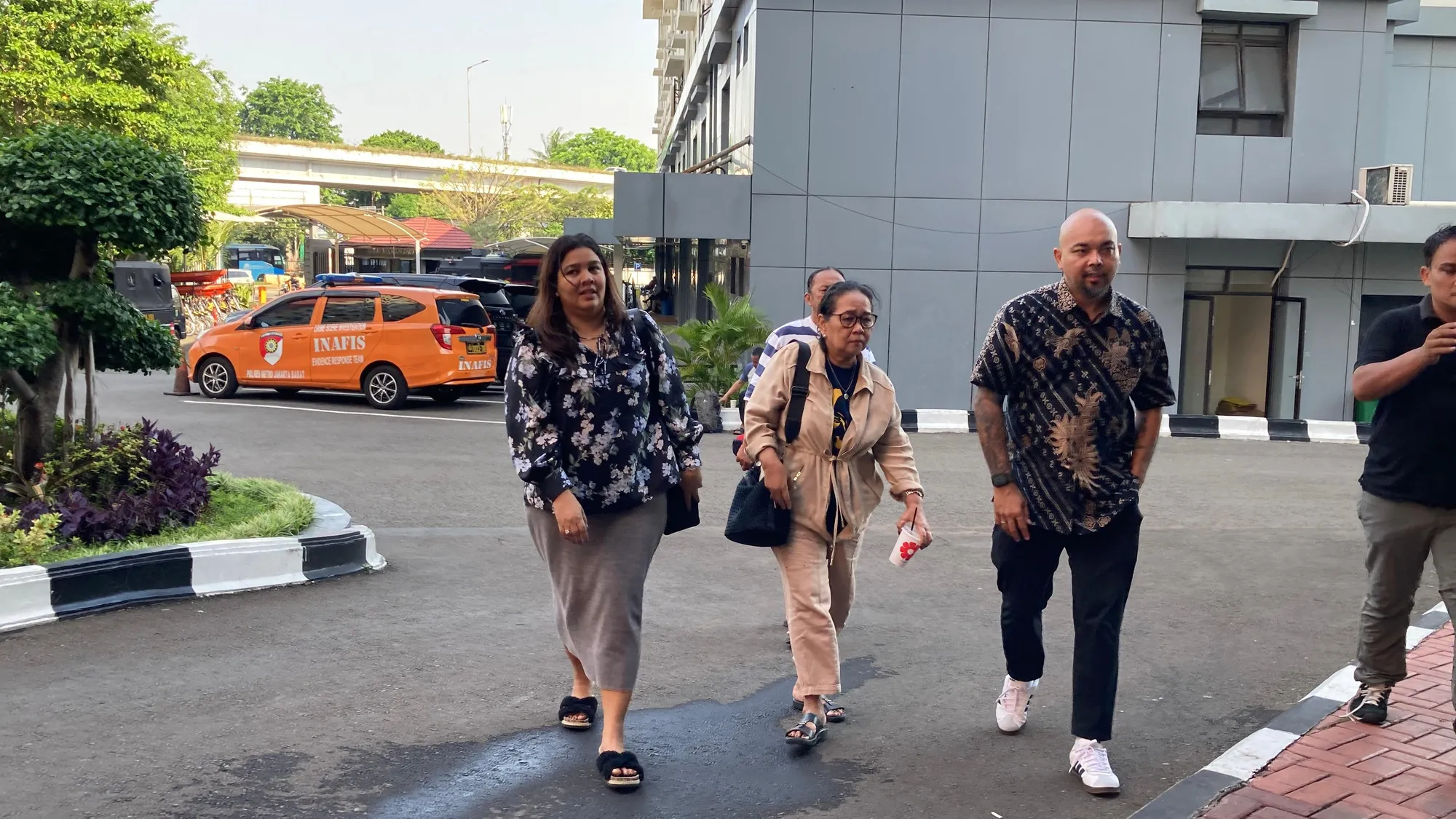 Keluarga Datang Jenguk Onadio Leonardo (cr:KapanLagi.com/Fikri Alfi Rosyadi)