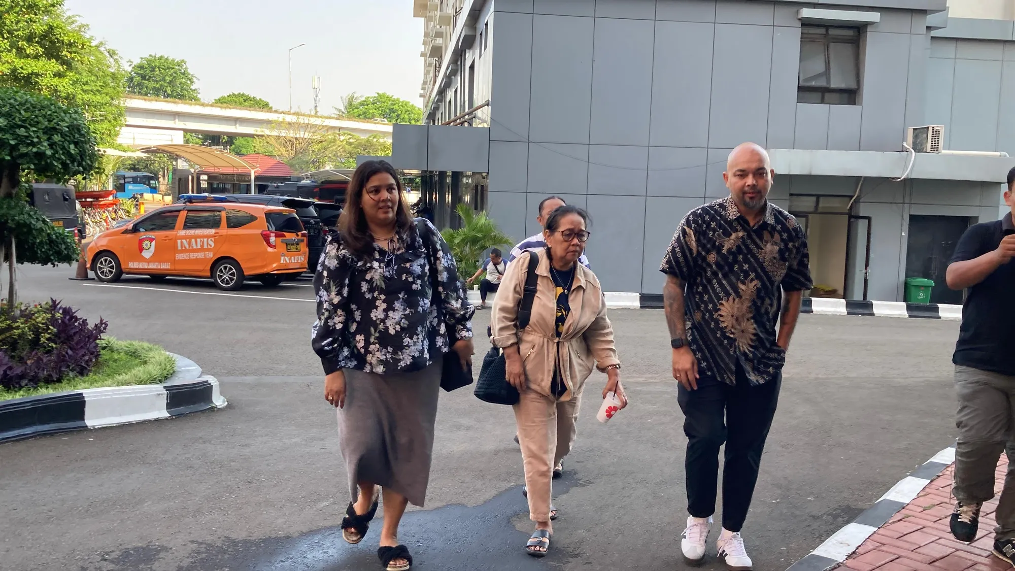 Pendeta Yerry Pattinasarany Ikut Jenguk Onadio Leonardo (cr:KapanLagi.com/Fikri Alfi Rosyadi)