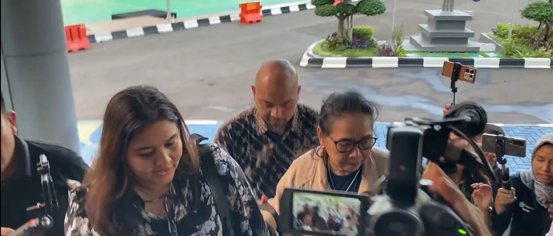 Ibu Onadio Leonardo di Depan Awak Media (cr:KapanLagi.com/Fikri Alfi Rosyadi)