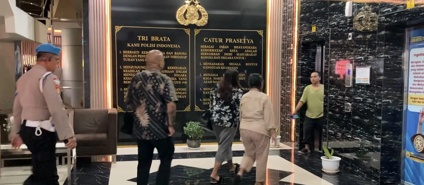 Keluarga Onadio Leonardo Masuk Polres Metro Jakarta Barat (cr:KapanLagi.com/Fikri Alfi Rosyadi)