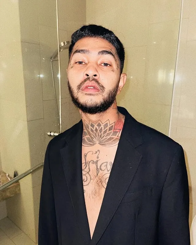 Onadio Leonardo pakai jas hitam © instagram.com/onadioleonardo_official