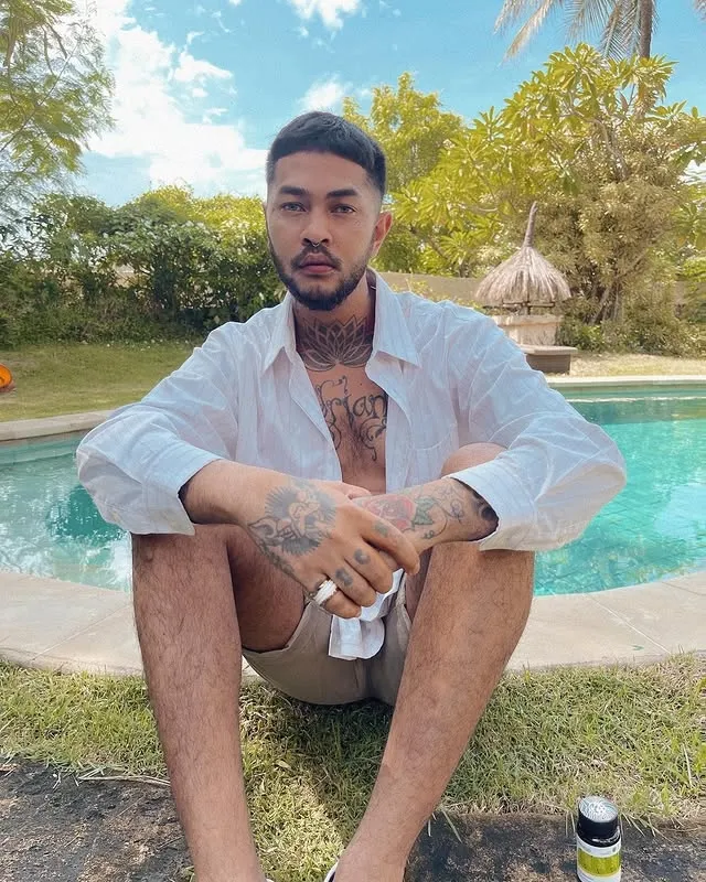 Onadio Leonardo pakai baju putih © instagram.com/onadioleonardo_official