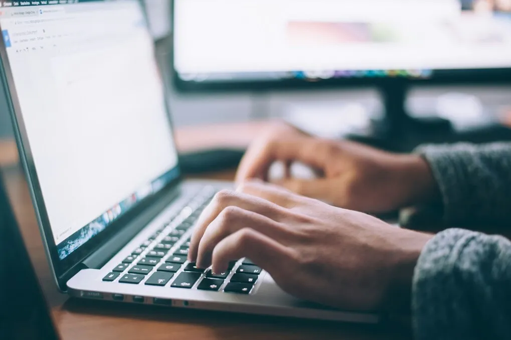 Membuat Email Melalui Browser Web