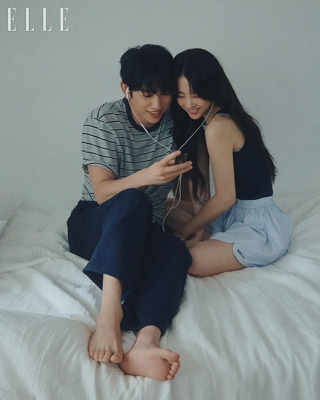 Park Bo Young dan Jin Young Sharing Headset (credit: Instagram.com/ellekorea)