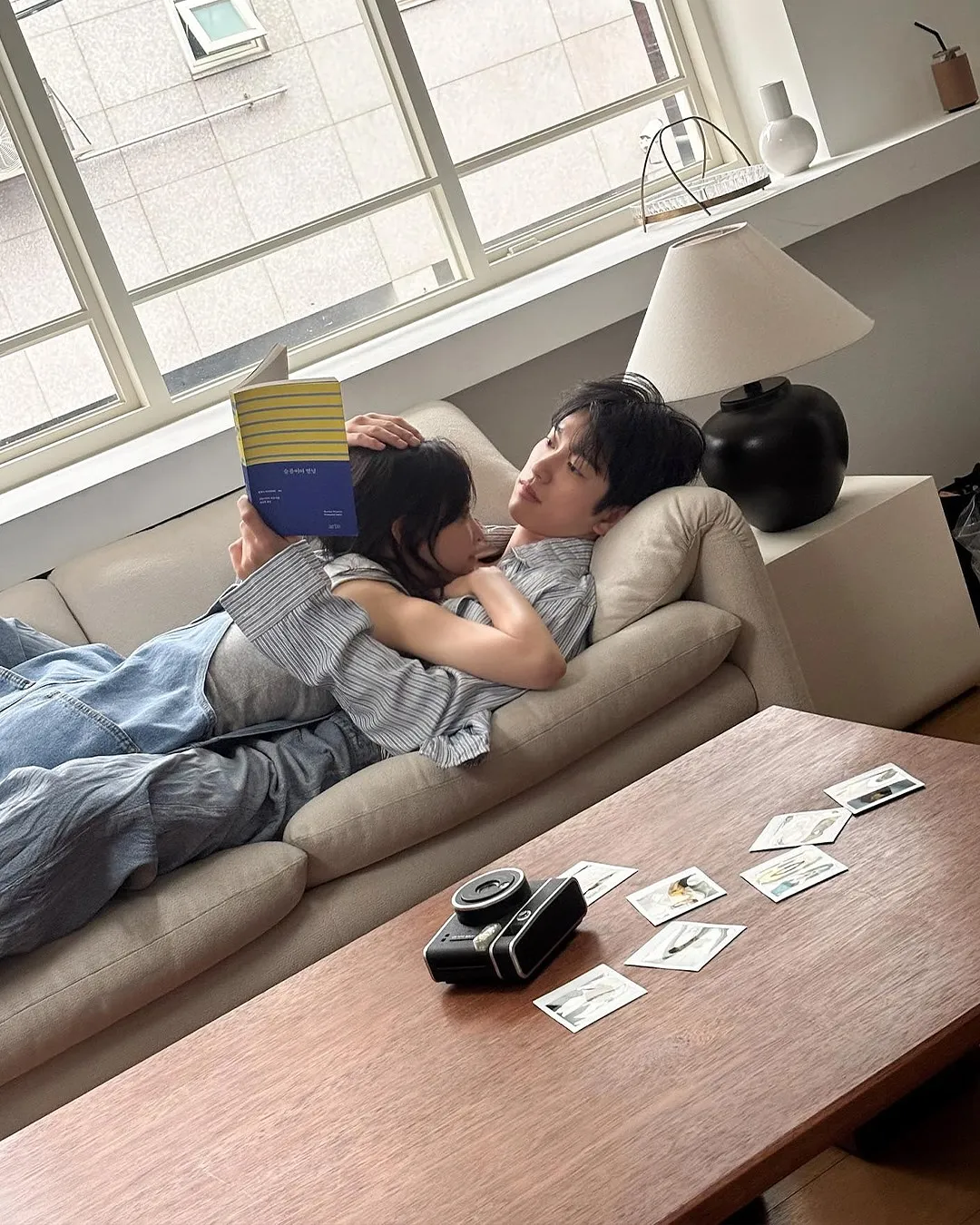 Park Bo Young dan Jin Young Tidur Sambil Berpelukan (credit: Instagram.com/ellekorea)