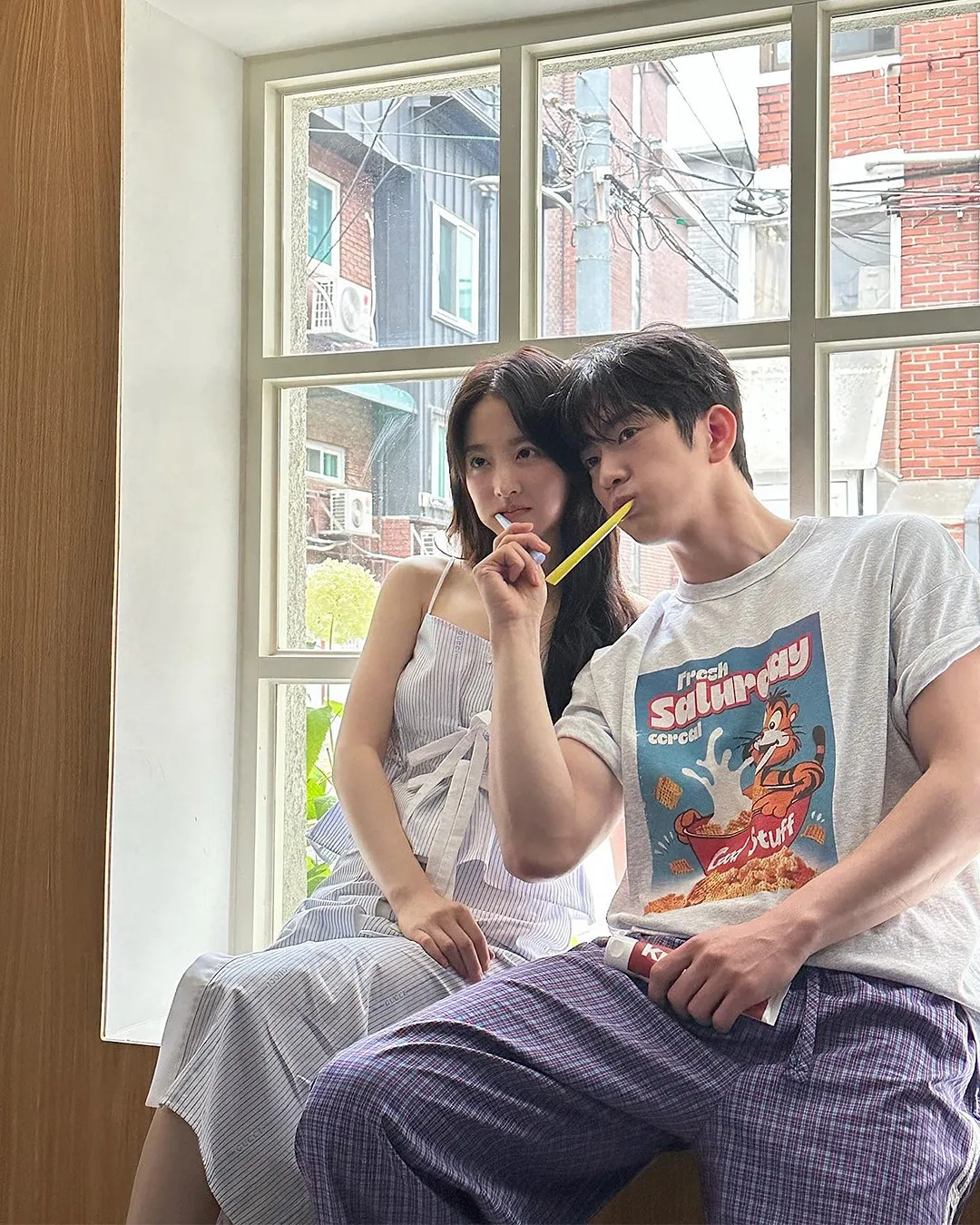 Park Bo Young dan Jin Young Sikat Gigi (credit: Instagram.com/ellekorea)