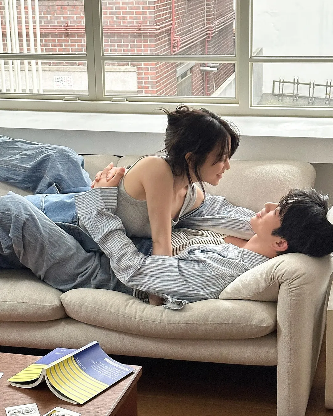 Park Bo Young dan Jin Young Cuddling (credit: Instagram.com/ellekorea)