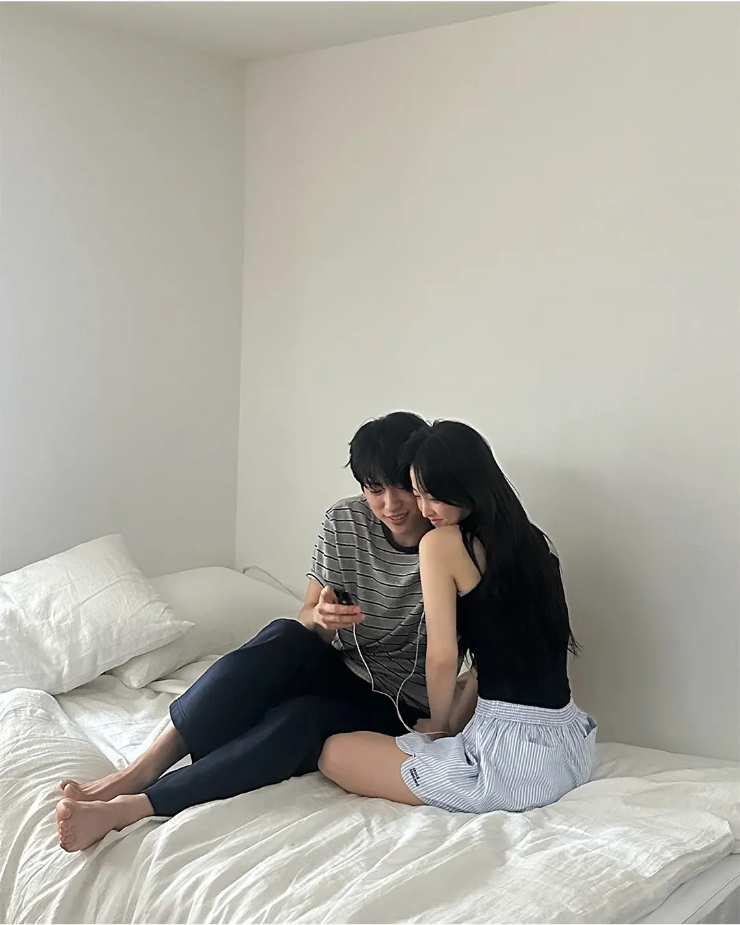 Park Bo Young dan Jin Young di Atas Ranjang (credit: Instagram.com/ellekorea)