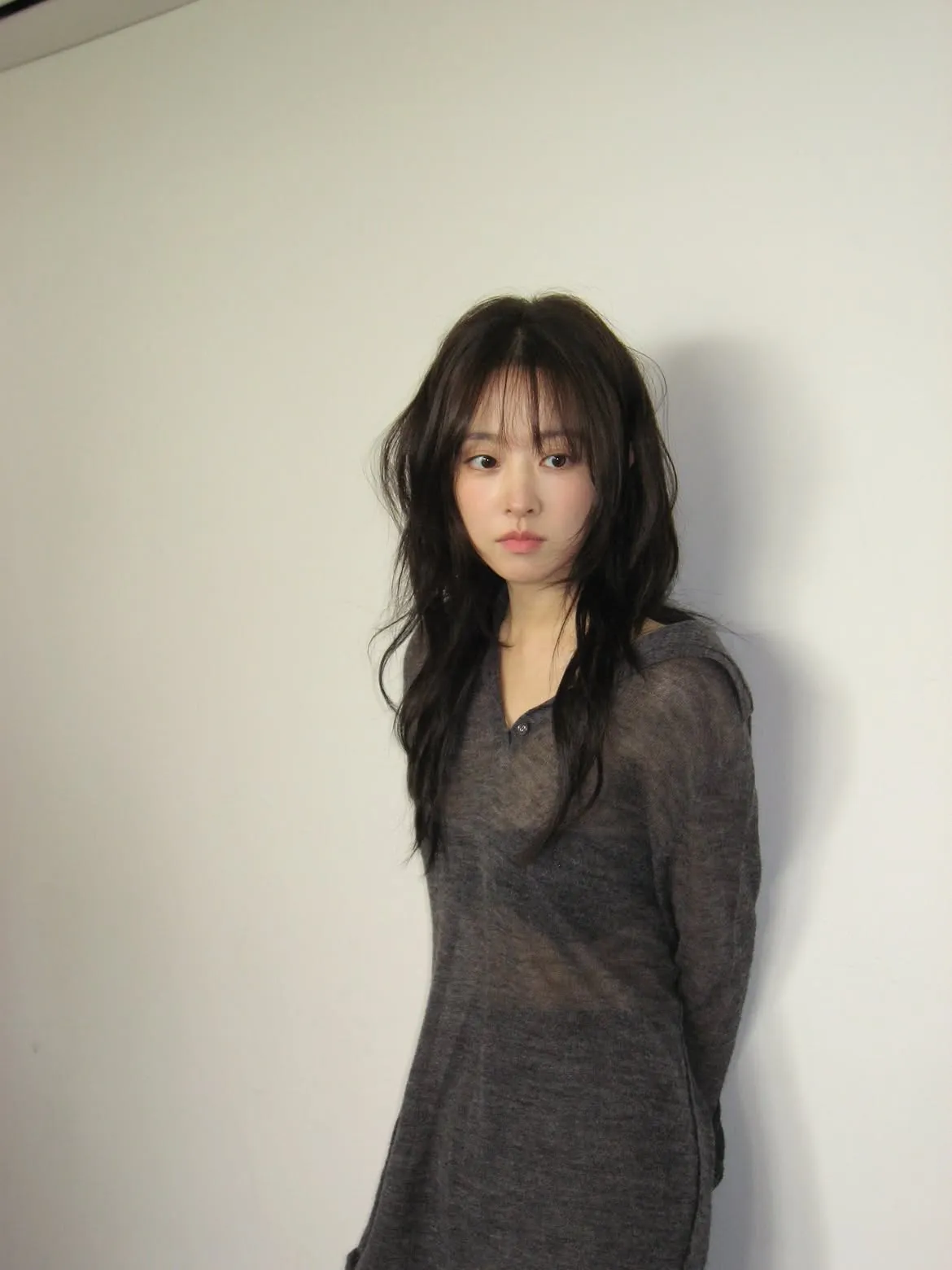 Park Bo Young Bersandar di Dinding (c) instagram.com/boyoung0212_official