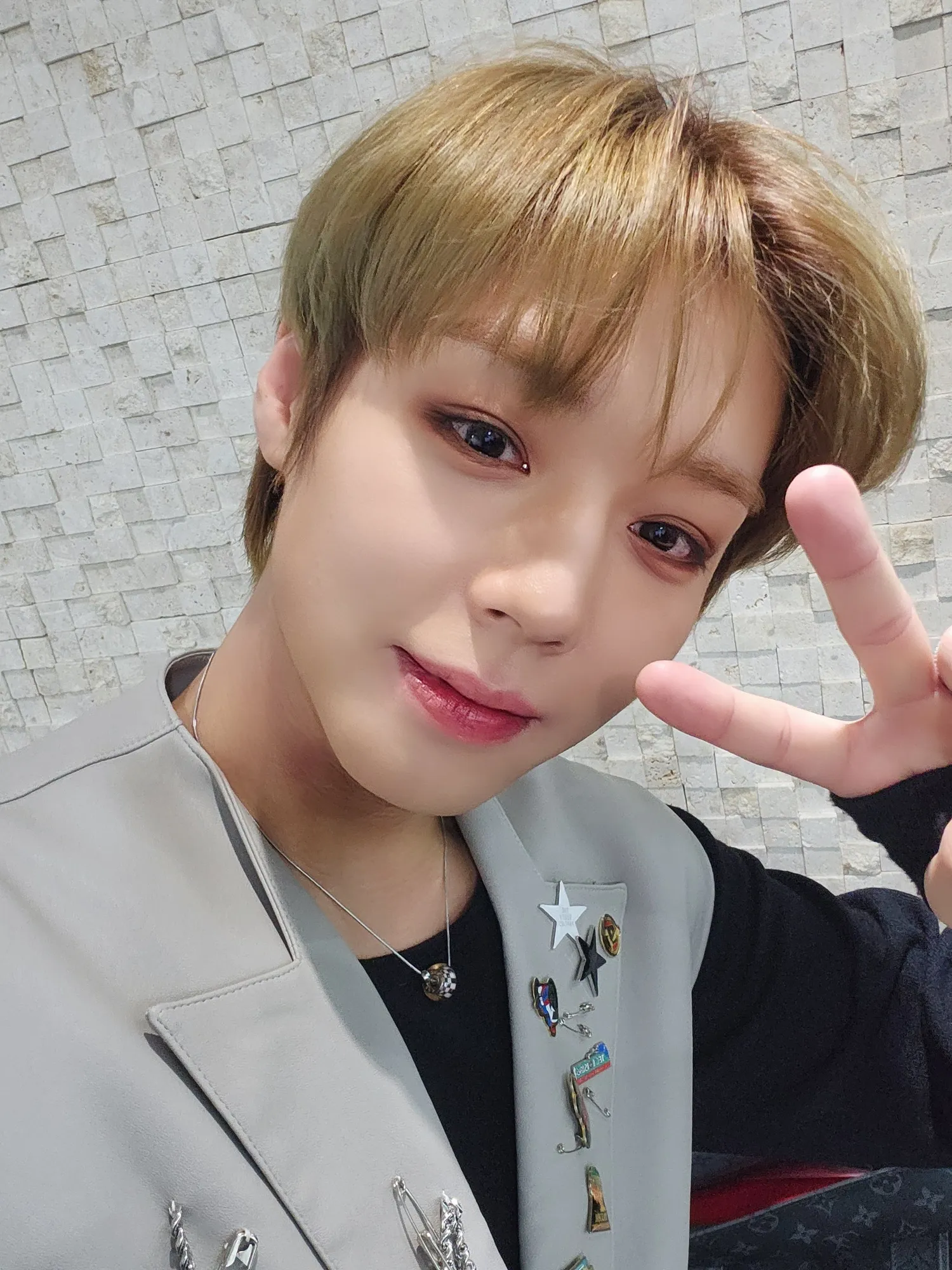 salam dua jari/X @park_jihoon_twt